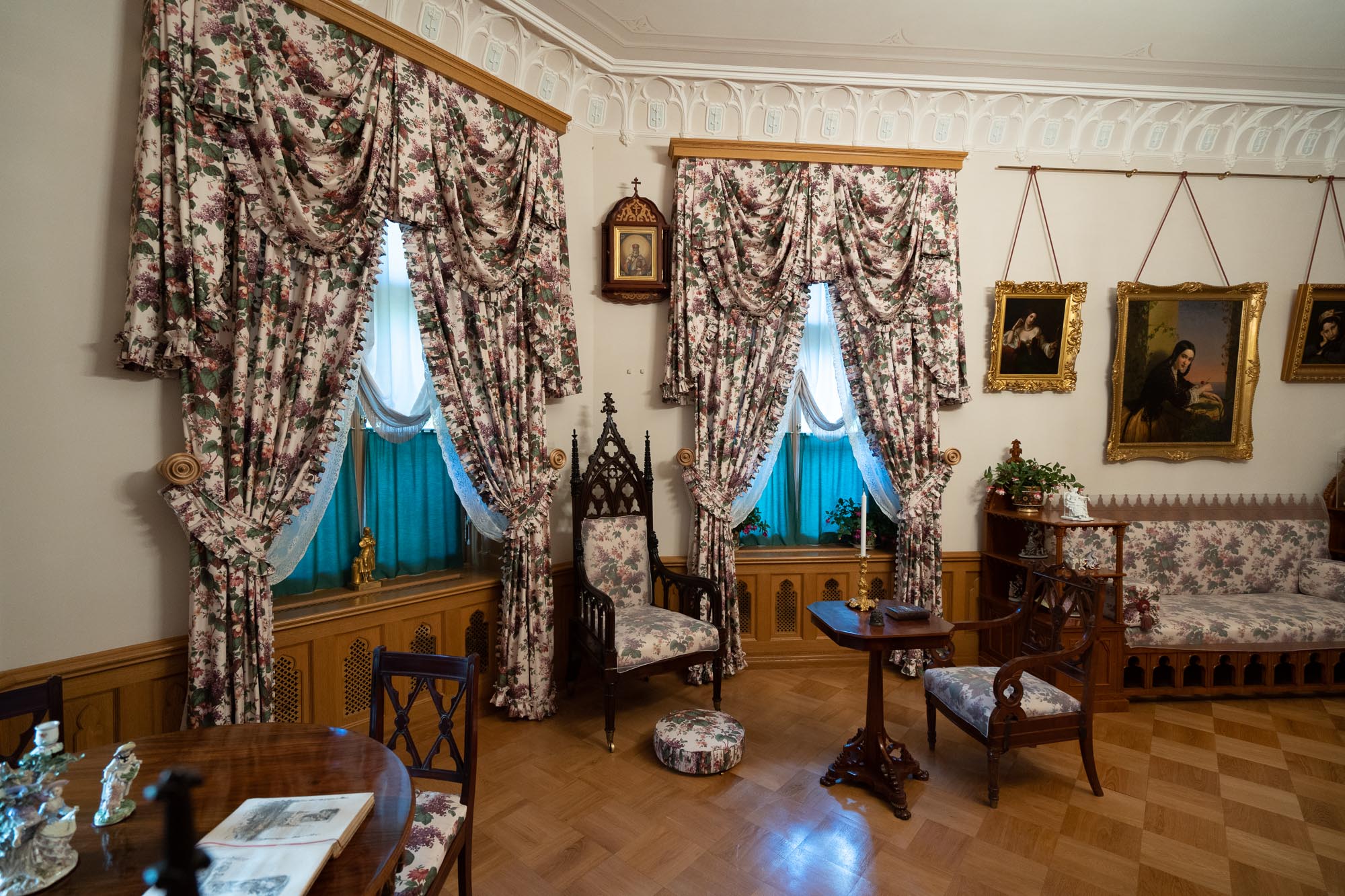 Фермерский дворец в Петергофе, Гостиная (комнаты императрицы Марии Александровны) Фермерский дворец в Петергофе, Гостиная (комнаты императрицы Марии Александровны)
