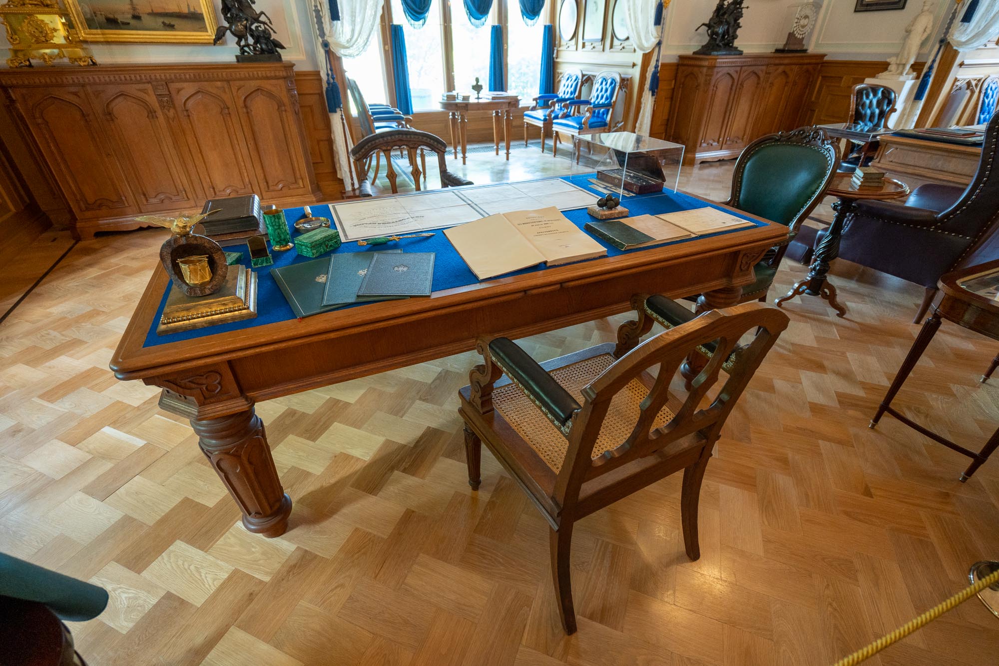 Стол для комитетов, кресло императора и кресло посетителя Стол для комитетов, кресло императора и кресло посетителя