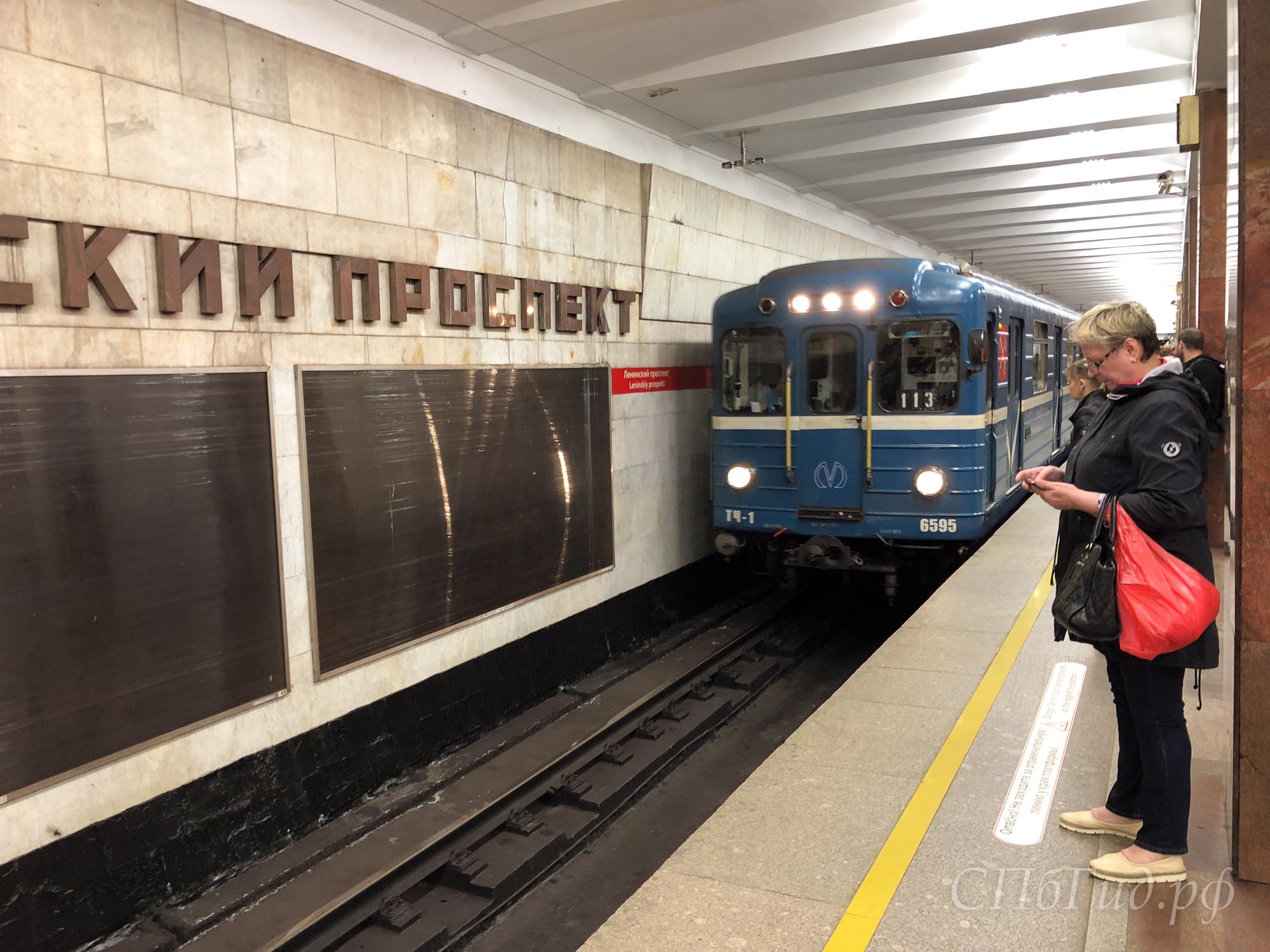 Поезд на красной линии метро в Санкт-Петербурге Поезд на красной линии метро в Санкт-Петербурге