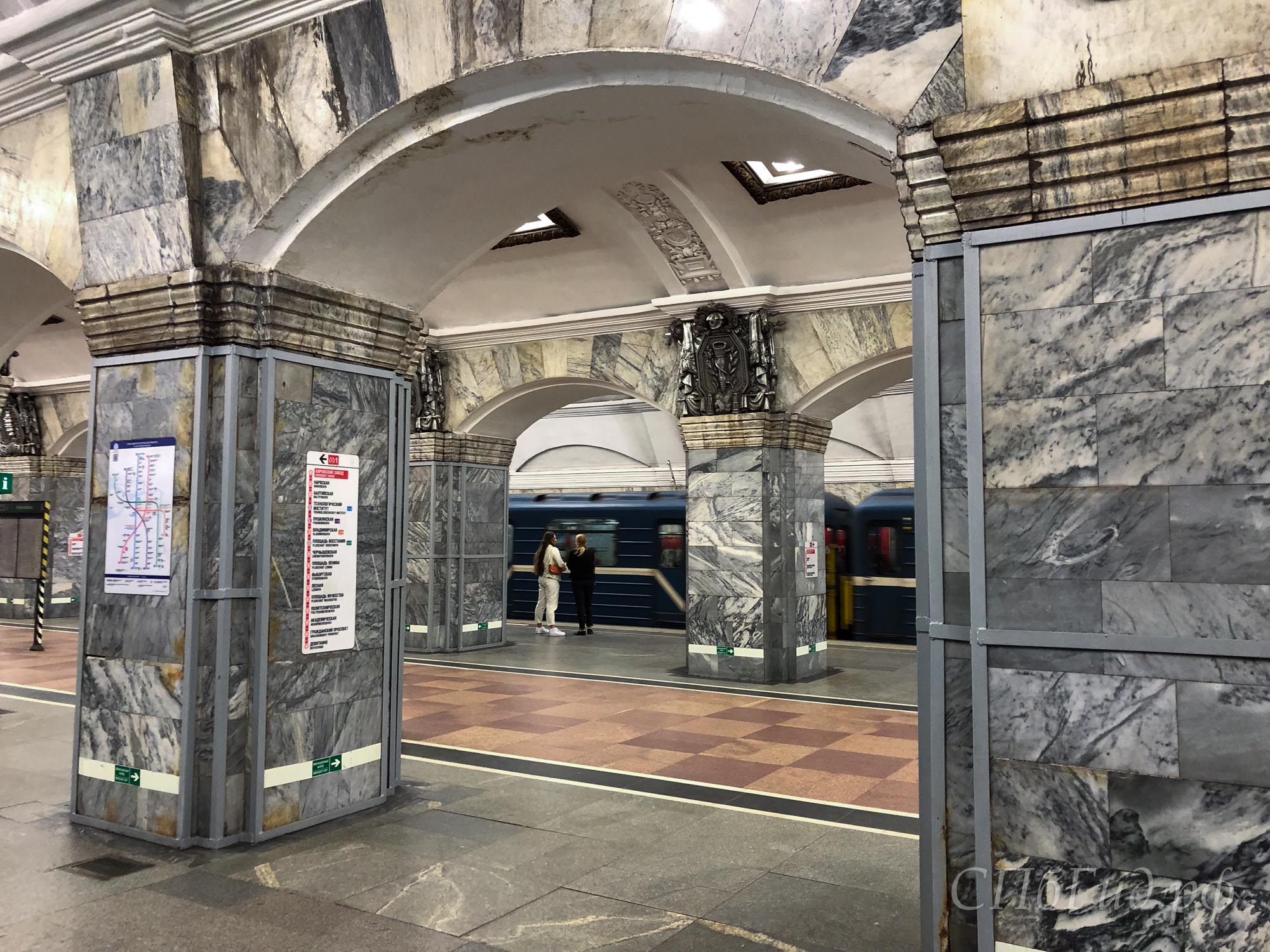 Станция метро «Кировский завод» в Санкт-Петербурге Станция метро «Кировский завод» в Санкт-Петербурге