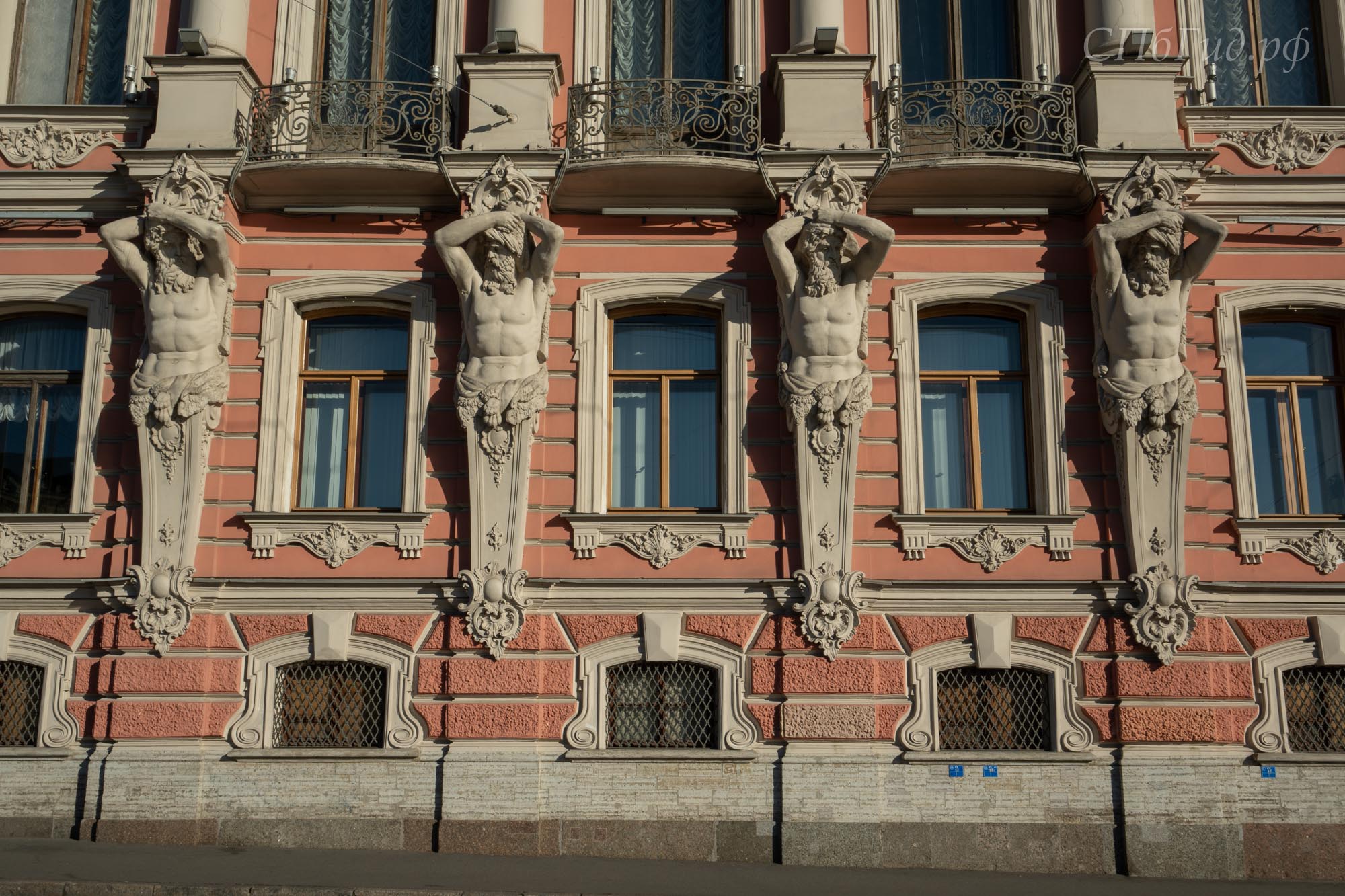 Атланты на дворце Белосельских-Белозерских Атланты на дворце Белосельских-Белозерских