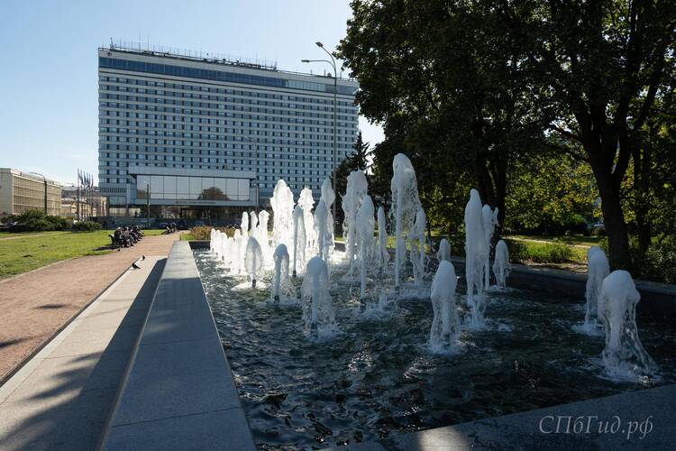 Азимут Сити Отель Санкт-Петербург и фонтан в Рахманиновском сквере
