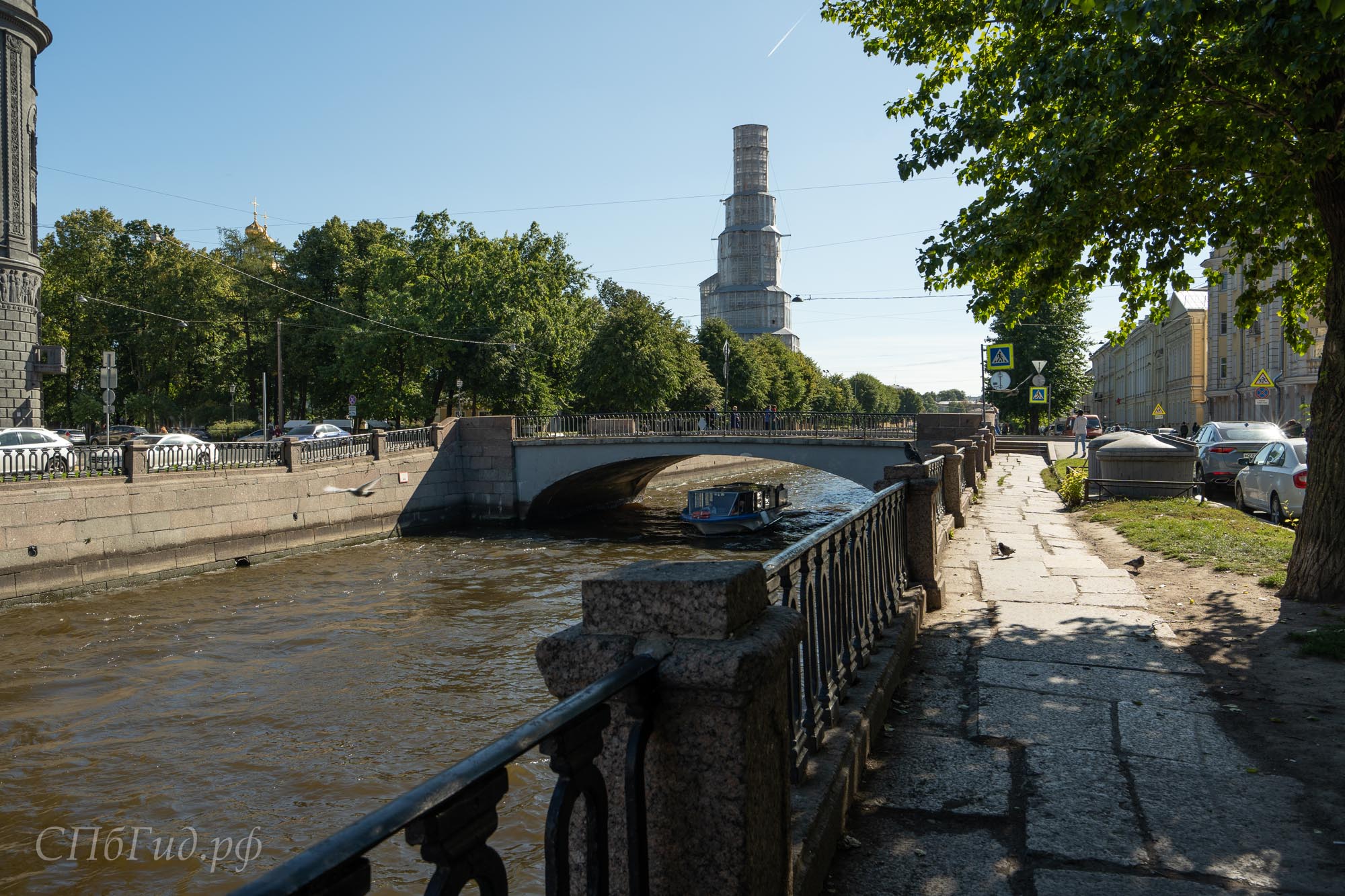 Кашин мост и колокольня Никольского собора в лесах Кашин мост и колокольня Никольского собора в лесах