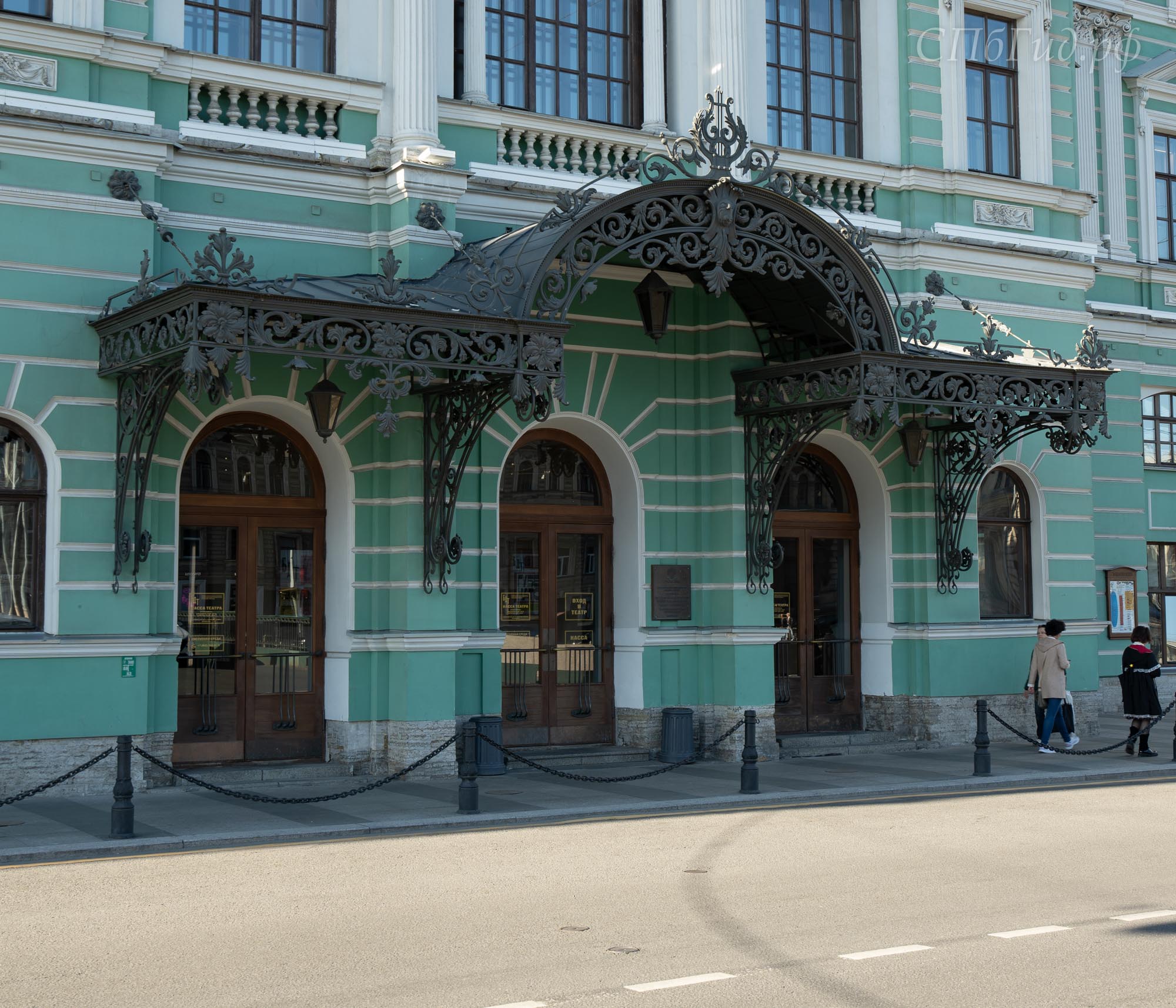 Крыльцо театра Крыльцо театра