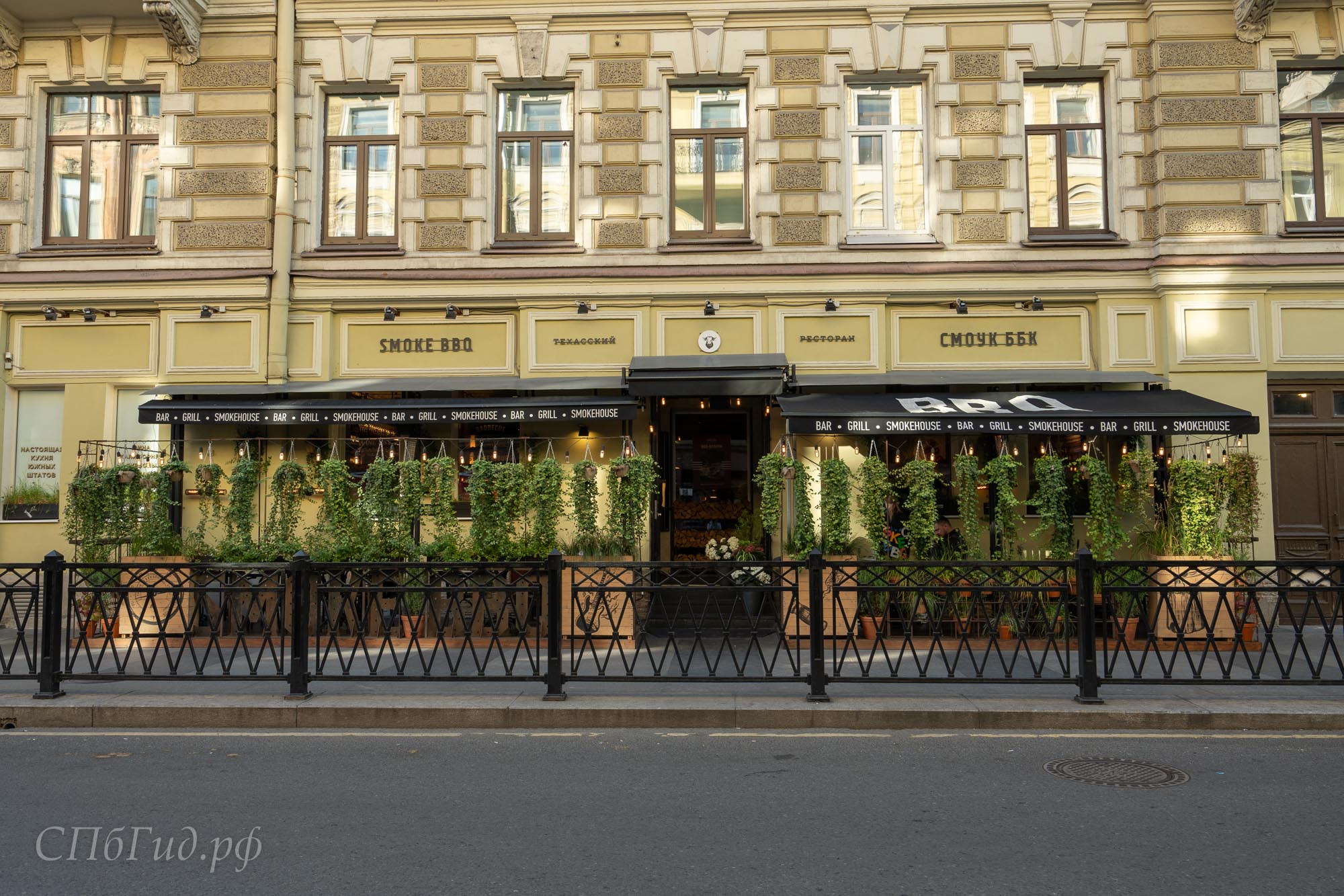 Летняя терраса ресторана «Smoke BBQ»