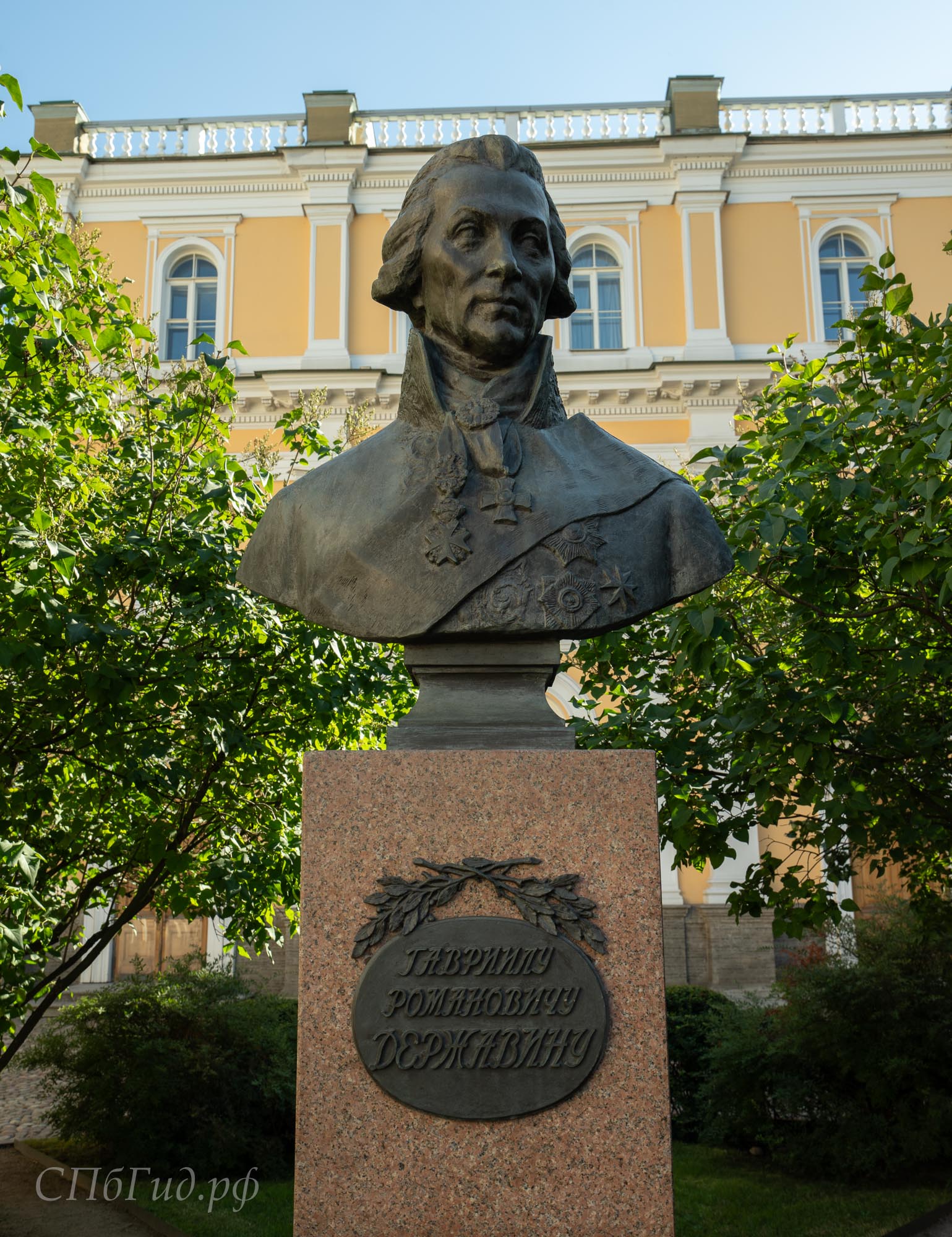 Памятник Г. Р. Державину в Санкт-Петербурге Памятник Г. Р. Державину в Санкт-Петербурге