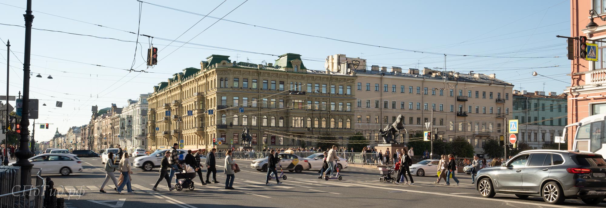 Пешеходный переход у Аничкова моста на Невском проспекте Пешеходный переход у Аничкова моста на Невском проспекте
