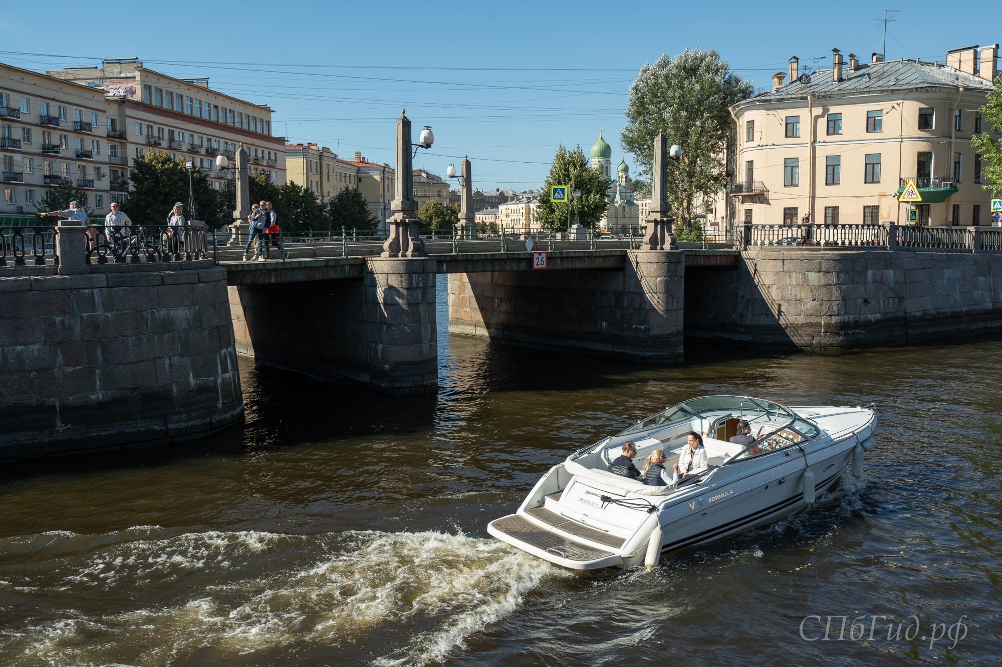 Пикалов мост и катер с туристами Пикалов мост и катер с туристами