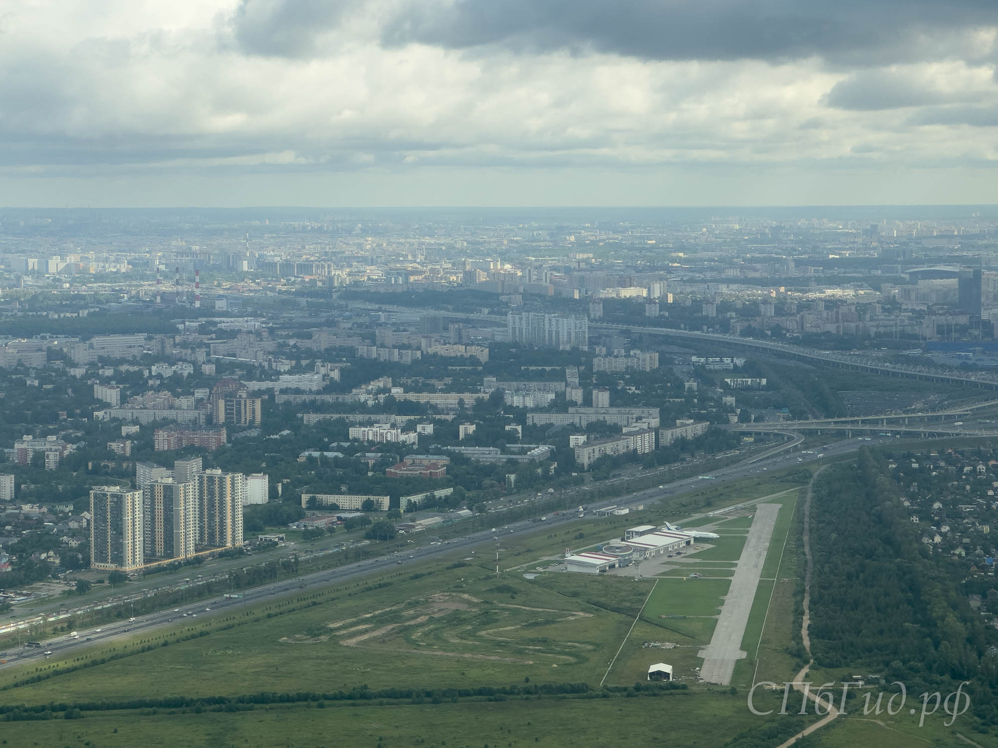 Вид на Санкт-Петербург из окна самолёта