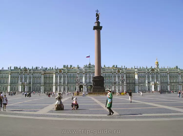 Дворцовая площадь в солнечный день Дворцовая площадь в солнечный день