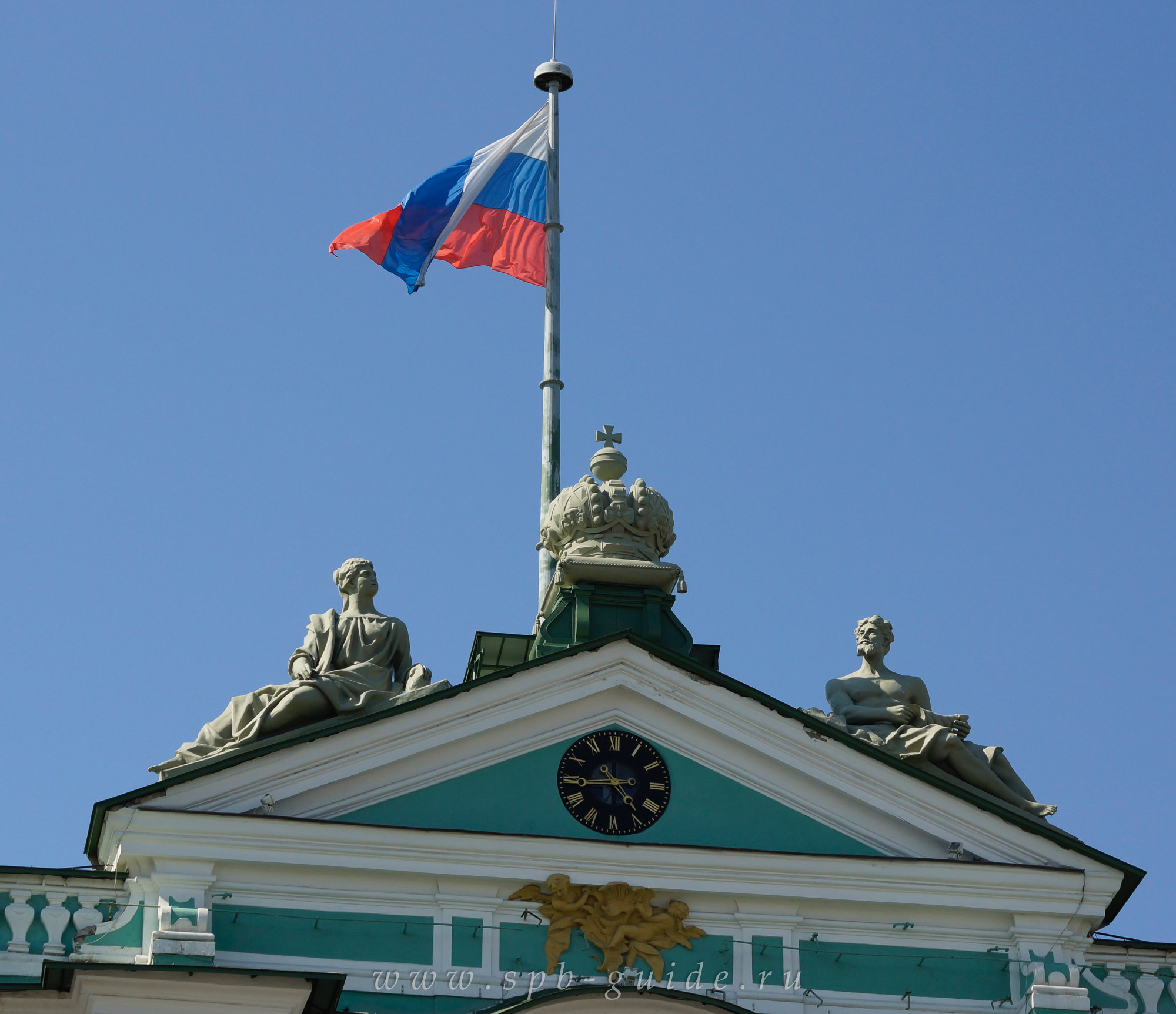 Флаг России на здании Зимнего дворца в Санкт-Петербурге
