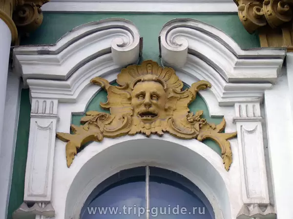 Скульптуры на фасаде Зимнего Дворца Скульптуры на фасаде Зимнего Дворца