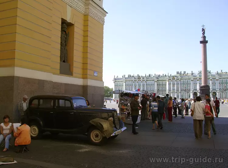Вид на Дворцовую площадь из арки Главного штаба Вид на Дворцовую площадь из арки Главного штаба