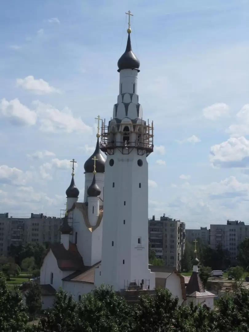 Церковь апостола Петра в парке Строителей в Санкт-Петербурге Церковь апостола Петра в парке Строителей в Санкт-Петербурге