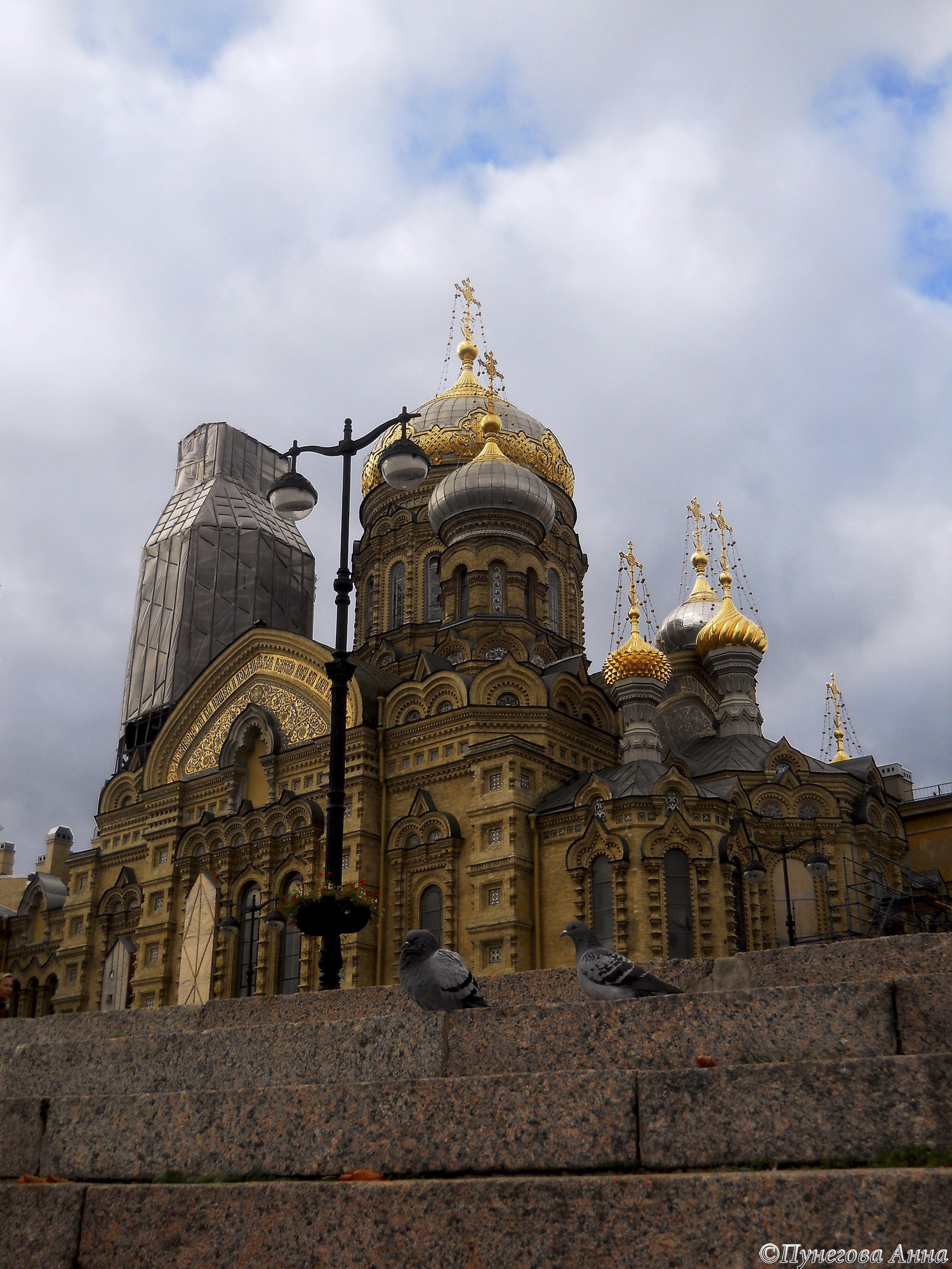 Успенская церковь на подворье Оптиной пустыни в Санкт-Петербурге на набережной Лейтенанта Шмидта Успенская церковь на подворье Оптиной пустыни в Санкт-Петербурге на набережной Лейтенанта Шмидта