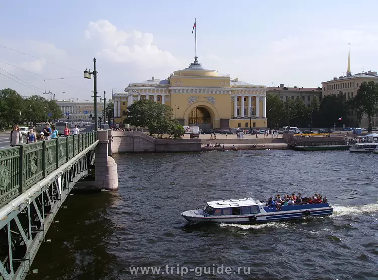 Вид на Адмиралтейство с Дворцового моста Вид на Адмиралтейство с Дворцового моста