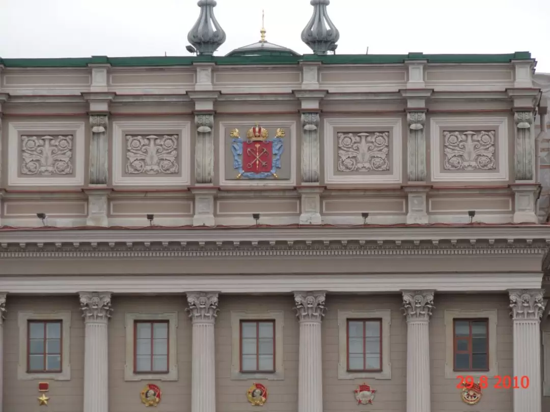 Герб Санкт-Петербурга на Мариинском дворце Герб Санкт-Петербурга на Мариинском дворце
