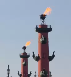 Факела на Ростральных колоннах на 9 мая