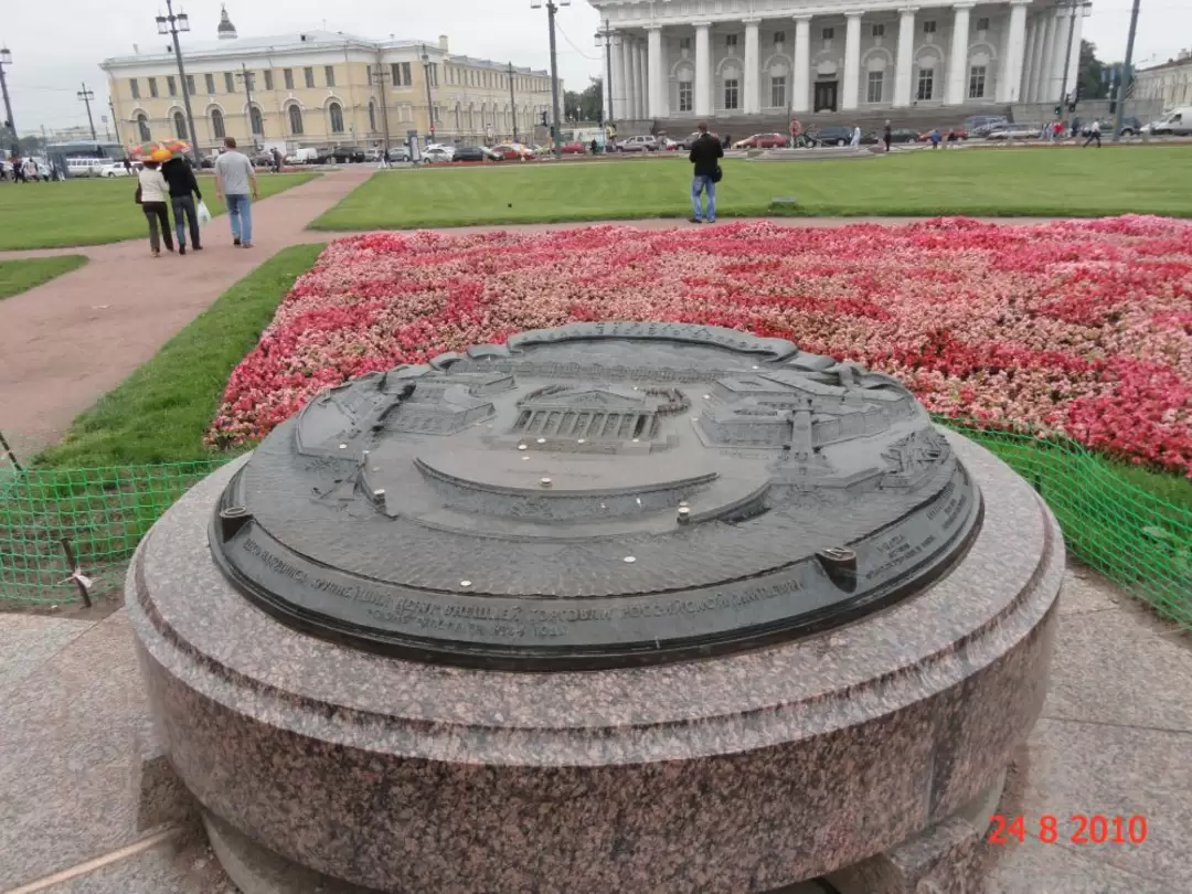 Рельефный бронзовый план стрелки Васильевского острова