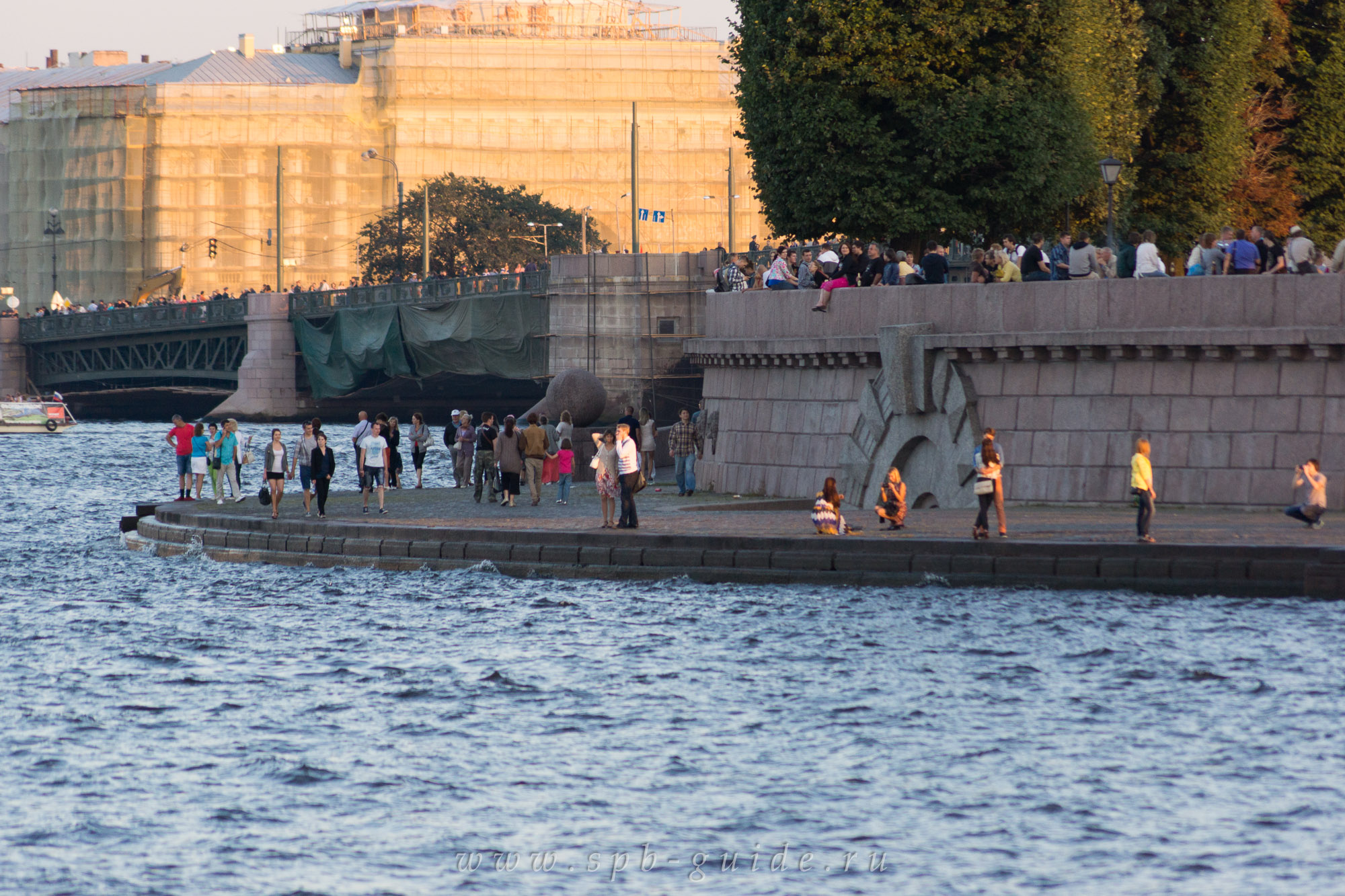 Спуск к воде на Стрелке Васильевского острова