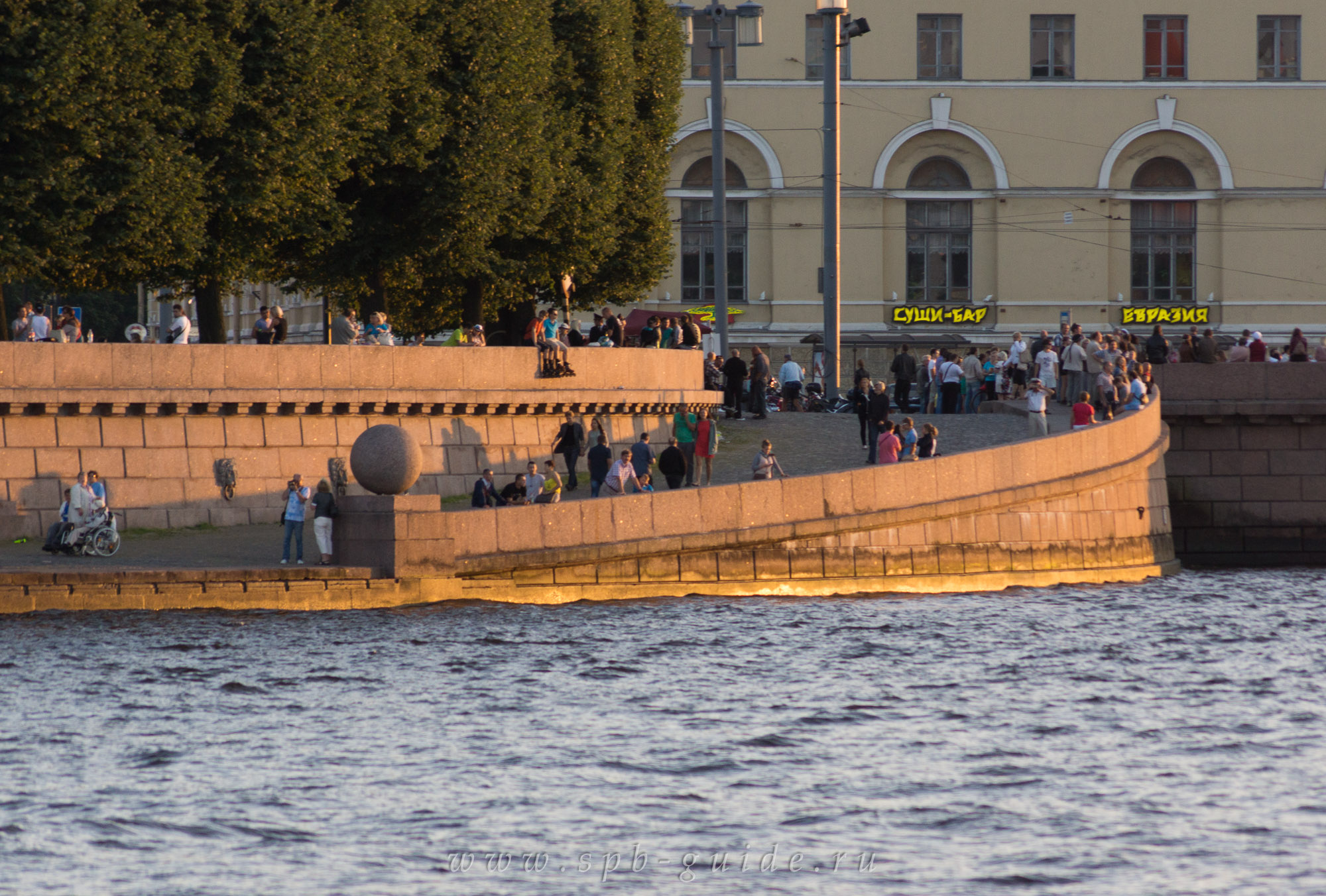 Вода васильевский остров. Васильевский остров спуск к Неве. Стрелка Васильевского острова спуск. Спуск к Неве на стрелке Васильевского острова. Спуск к воде Питер Васильевский остров.