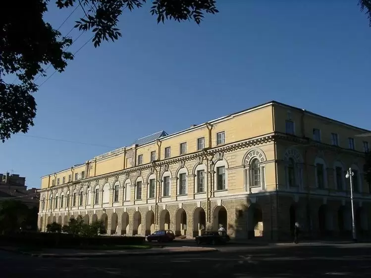 Стрелка Васильевского острова, корпус Университета