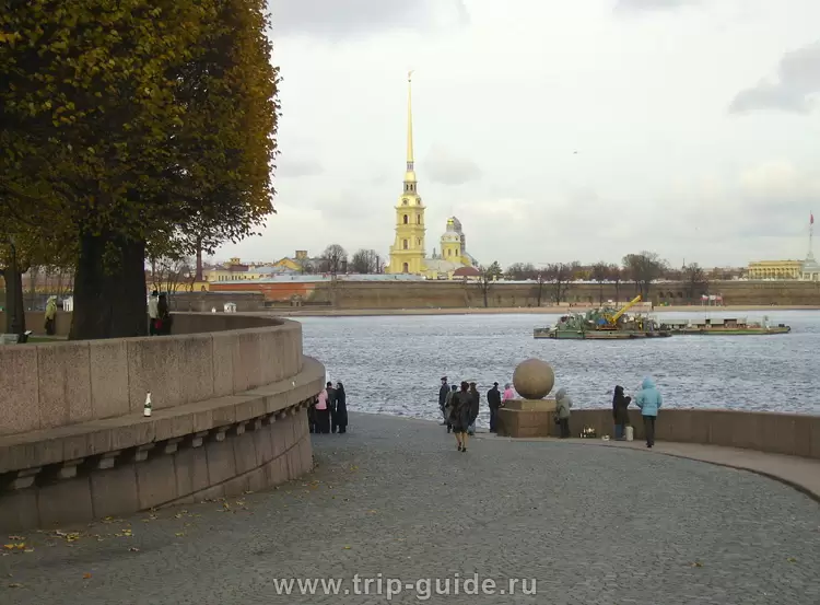 Стрелка Васильевского острова, спуск к Неве