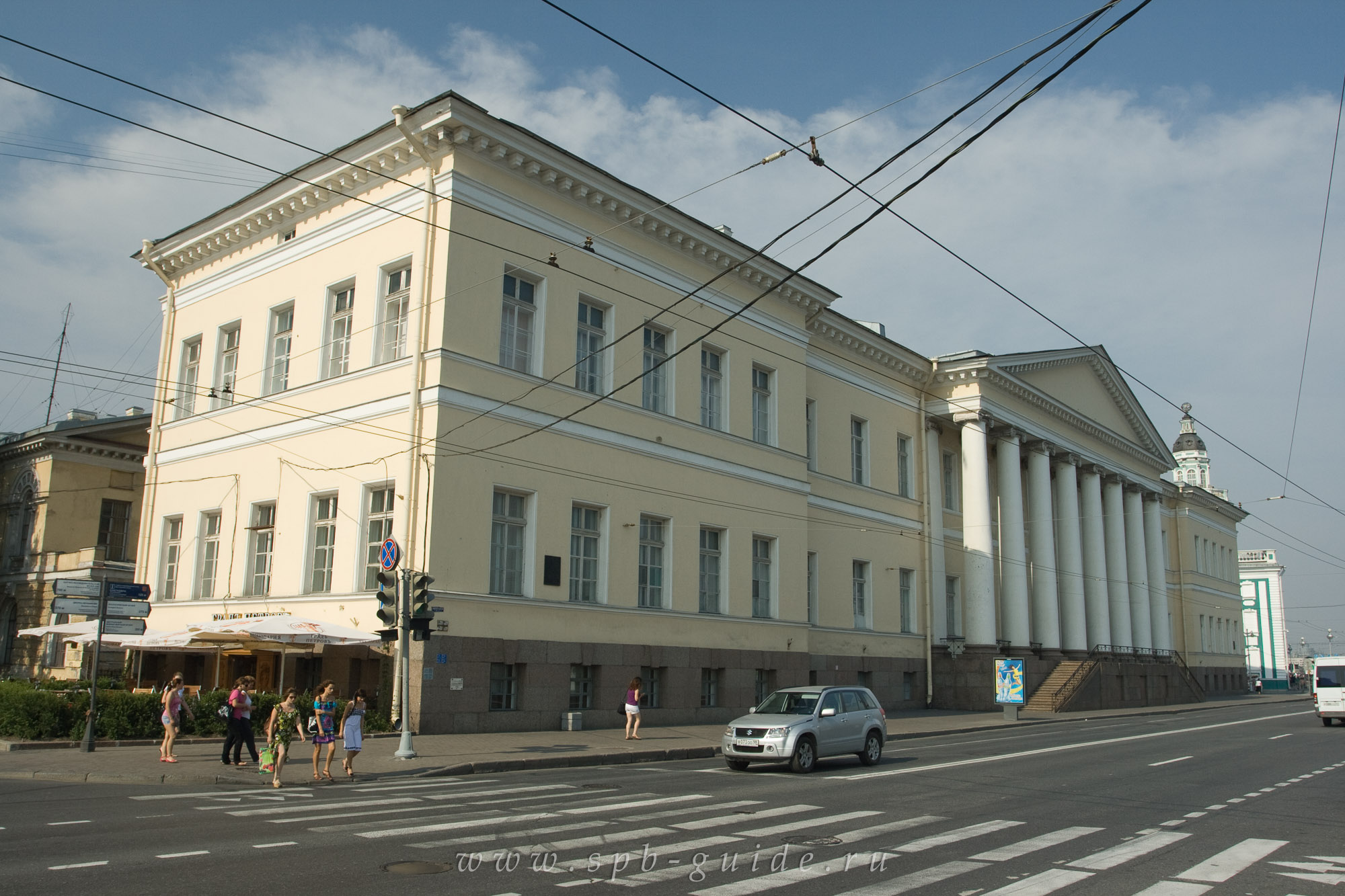 Стрелка Васильевского острова, здание Академии наук