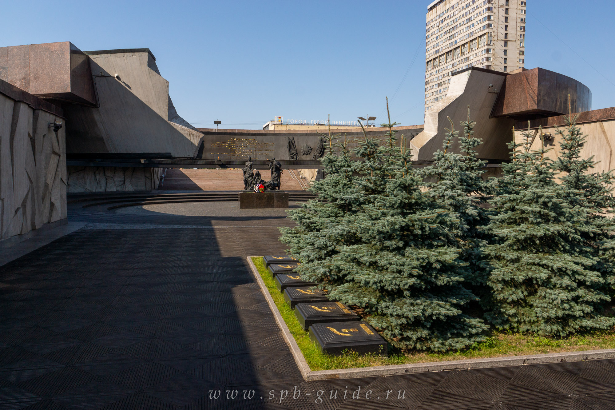 Центральная часть мемориала — разорванное кольцо, символизирующее снятие блокады Центральная часть мемориала — разорванное кольцо, символизирующее снятие блокады
