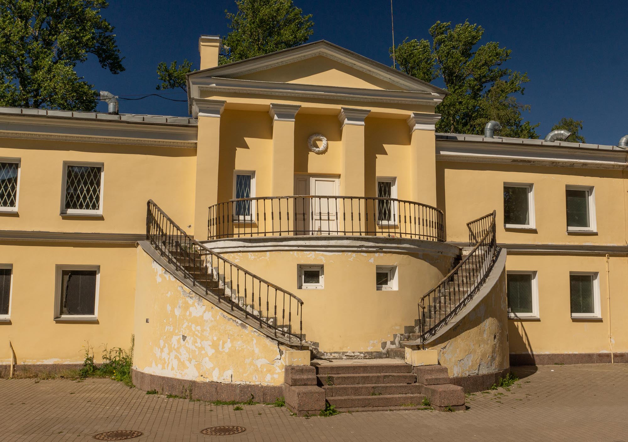 Главный павильон парка Победы в Санкт-Петербурге Главный павильон парка Победы в Санкт-Петербурге