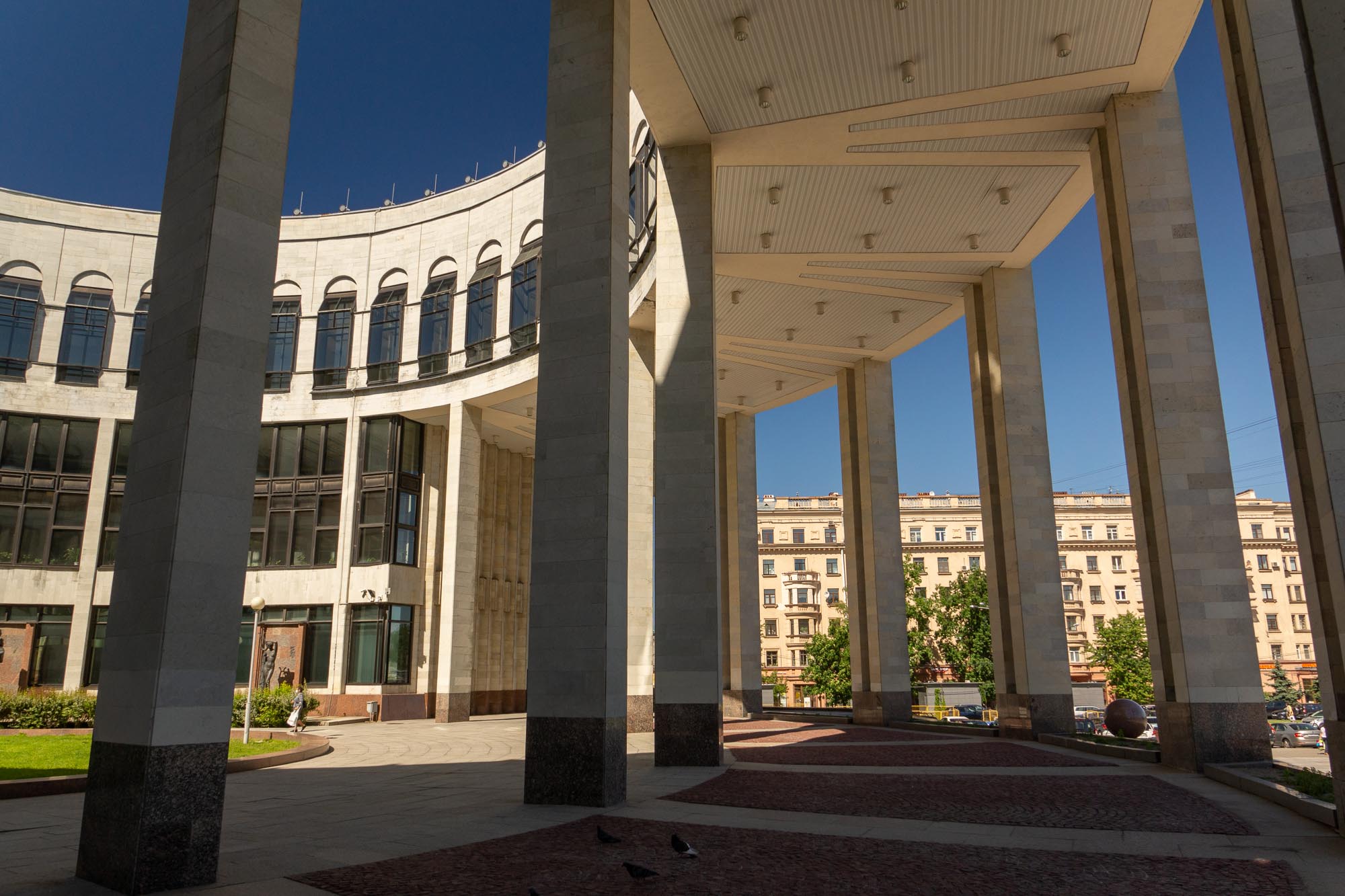 Колоннада перед главным входом в здание Российской национальной библиотеки Колоннада перед главным входом в здание Российской национальной библиотеки