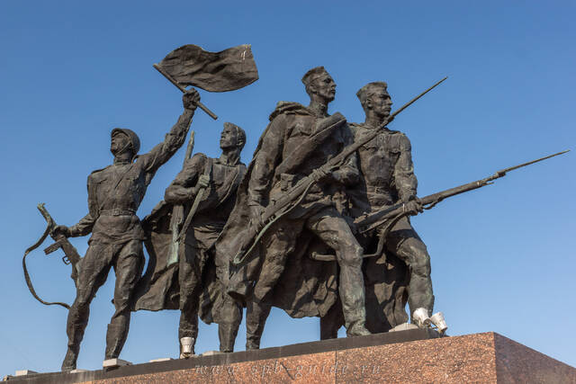Скульптурная группа «Солдаты» — монумент «Героическим защитникам Ленинграда»