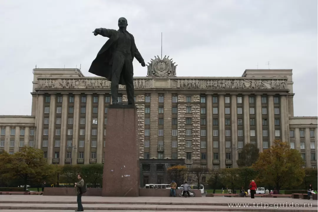 Памятник Ленину и бывший дом Советов на Московской площади в СПБ Памятник Ленину и бывший дом Советов на Московской площади в СПБ