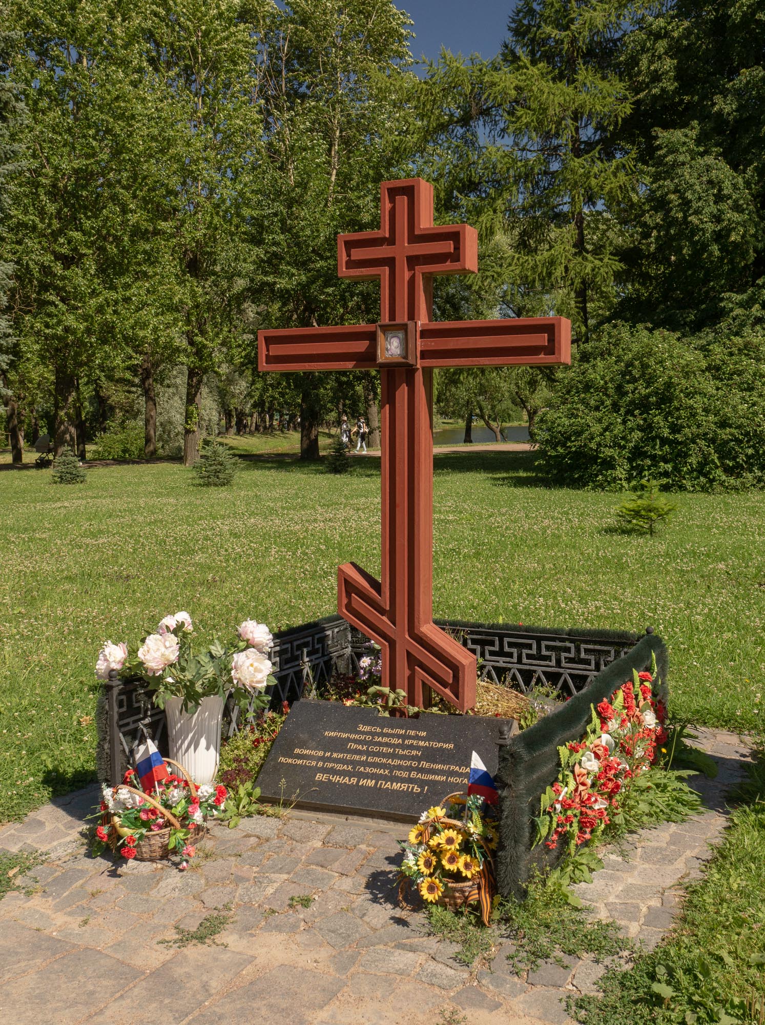 Парк Победы в СПб, памятный поклонный крест на месте Кирпичного завода — крематория Парк Победы в СПб, памятный поклонный крест на месте Кирпичного завода — крематория