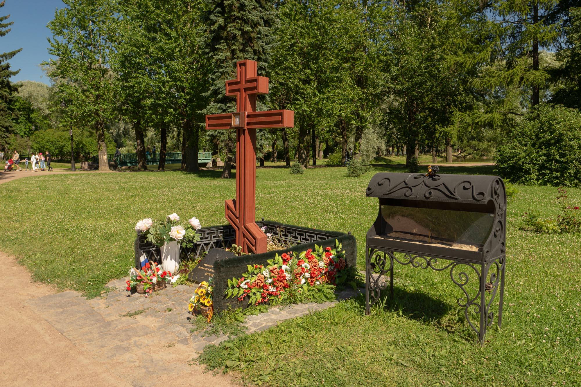 Парк Победы в СПб, памятный поклонный крест на месте Кирпичного завода — крематория Парк Победы в СПб, памятный поклонный крест на месте Кирпичного завода — крематория