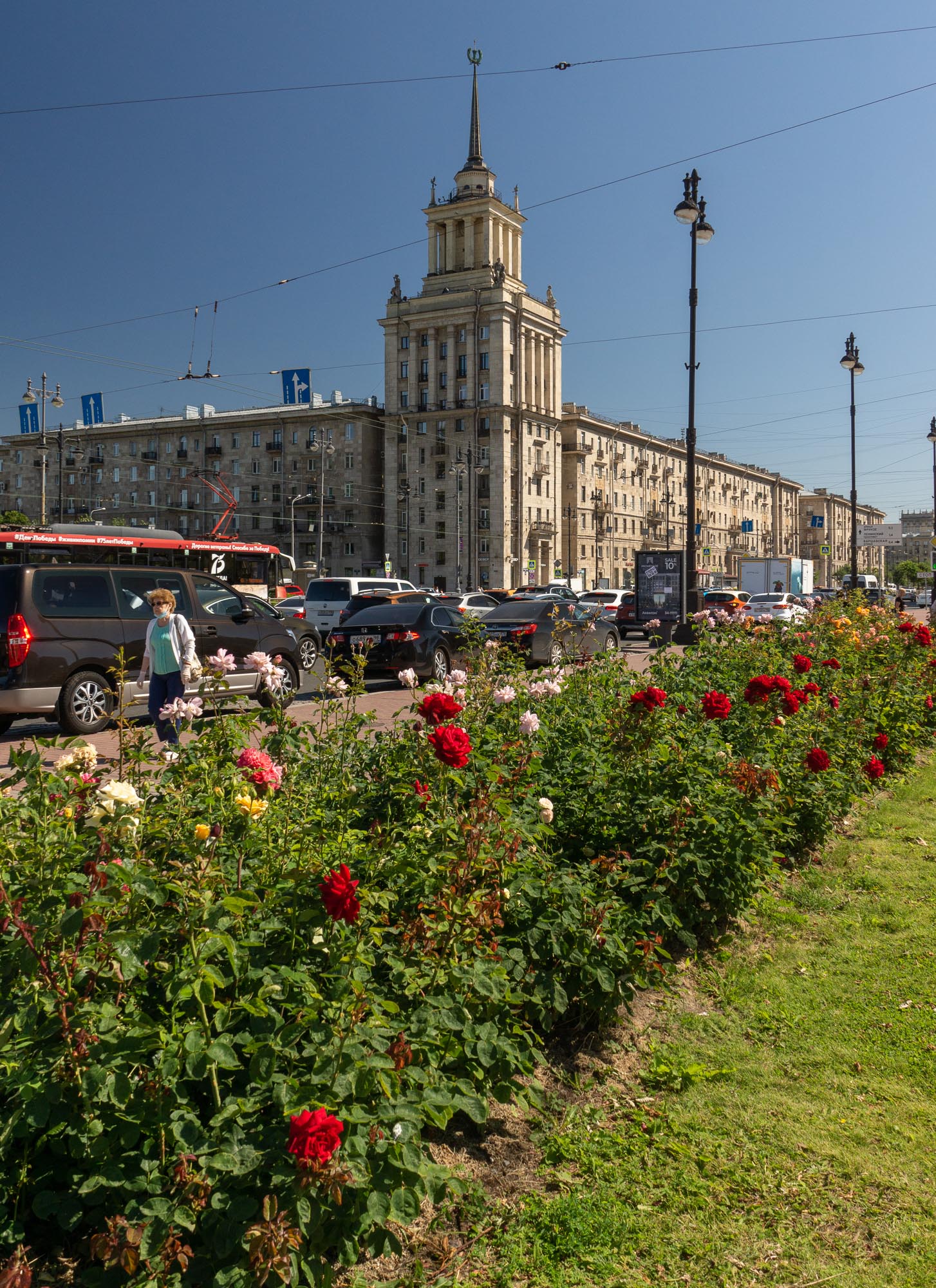 Розы и высотка со шпилем на Московском проспекте в Санкт-Петербурге Розы и высотка со шпилем на Московском проспекте в Санкт-Петербурге