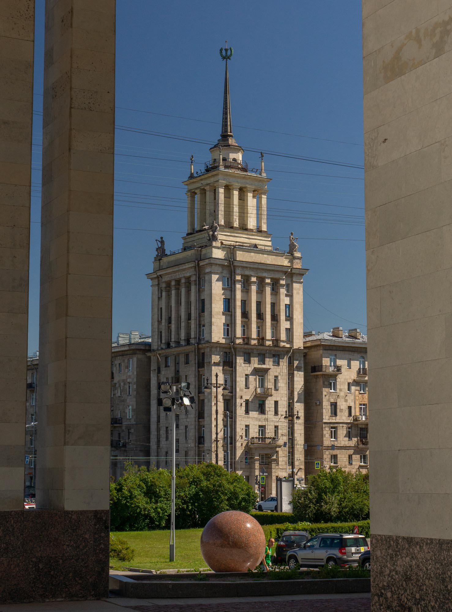Высотка со шпилем на Московском проспекте в Санкт-Петербурге Высотка со шпилем на Московском проспекте в Санкт-Петербурге