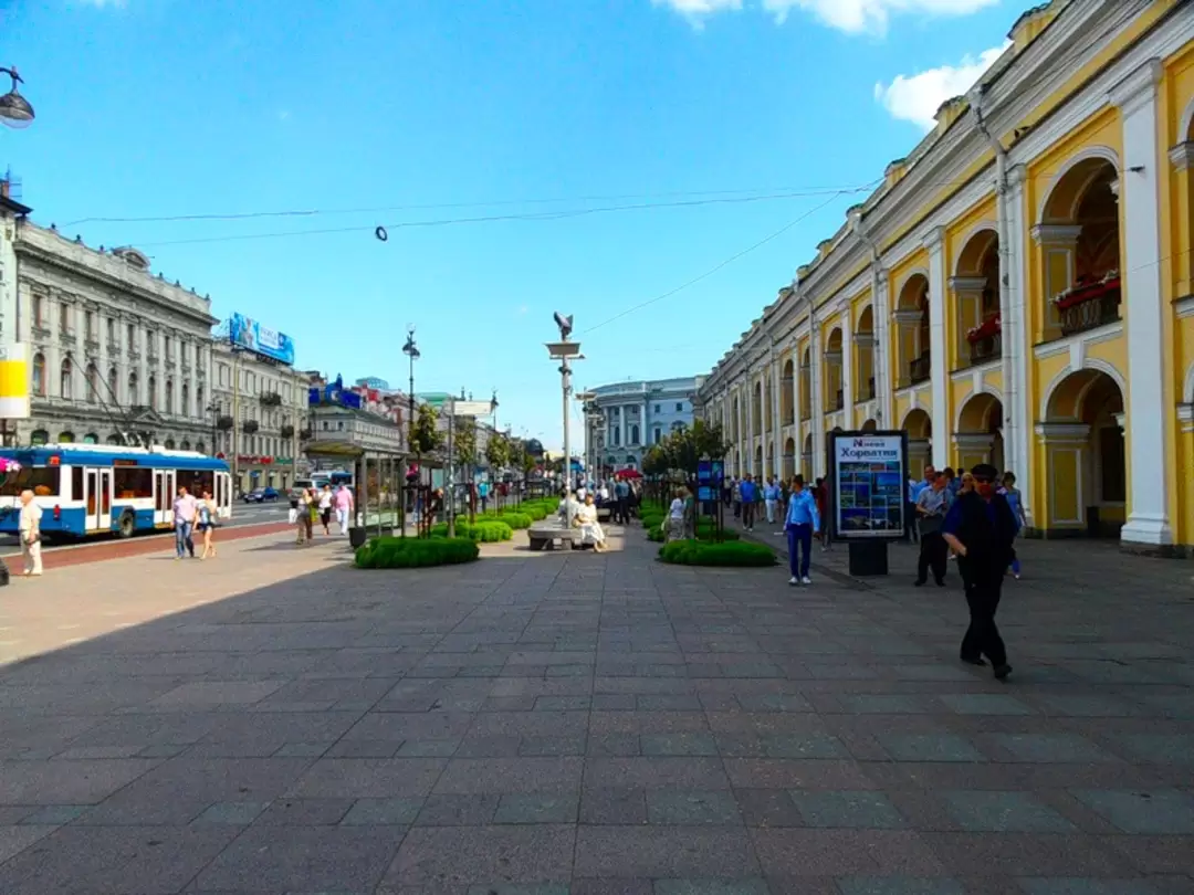 Невский у Гостиного двора Невский у Гостиного двора