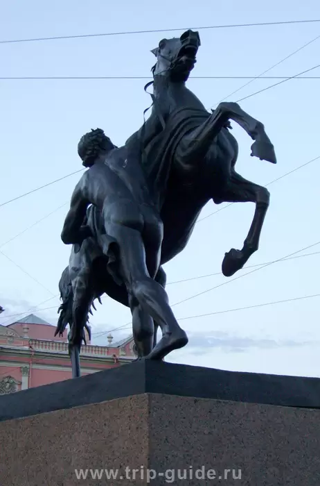 Белые ночи, силуэт скульптуры на Аничковом мосту Белые ночи, силуэт скульптуры на Аничковом мосту