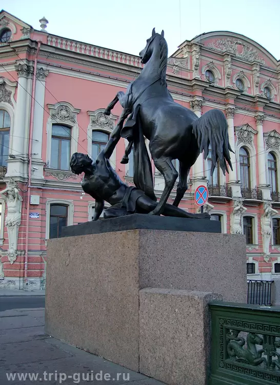 Река Фонтанка, скульптура на Аничковом мосту