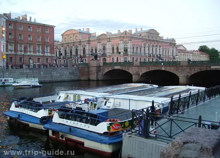 Туристические катера у Аничкова моста Туристические катера у Аничкова моста