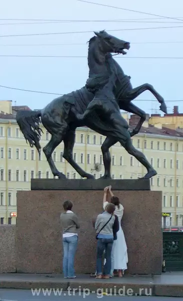 Туристов интересуют только определенные части скульптур