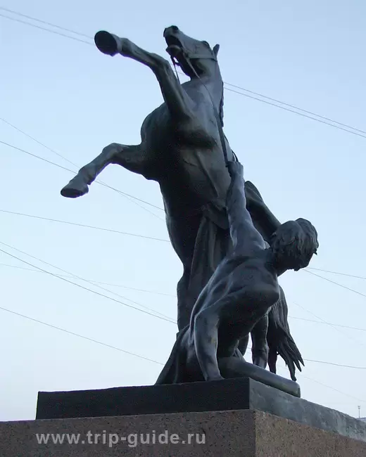 Застыли кони, люди. Аничков мост