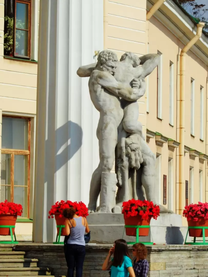 Горный институт, «Геракл, удушающий Антея», скульптор. С.С. Пименов Горный институт, «Геракл, удушающий Антея», скульптор. С.С. Пименов