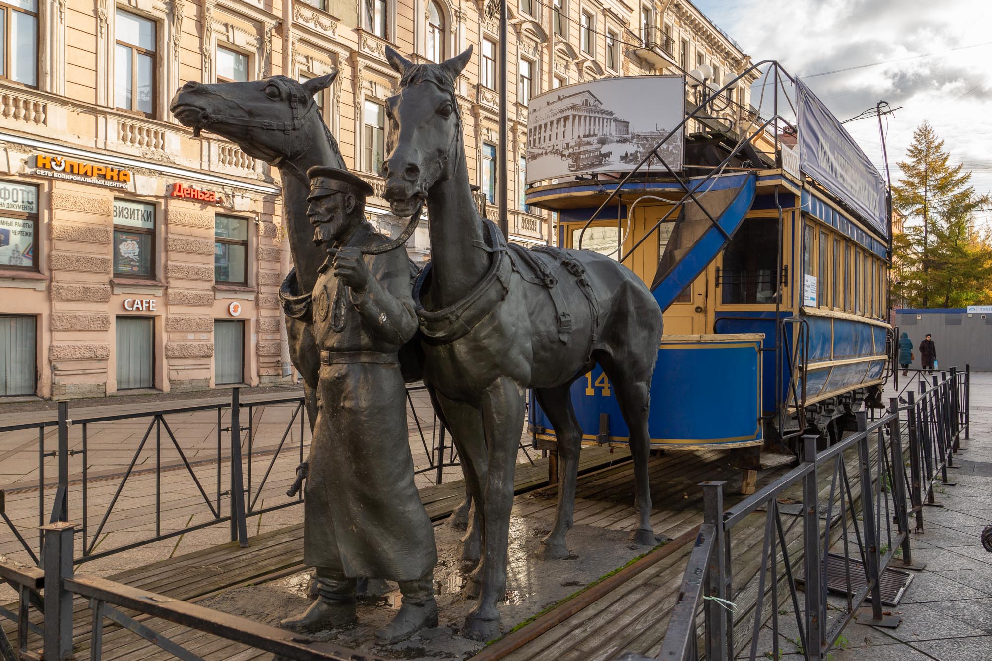 Памятник конке в Санкт-Петербурге