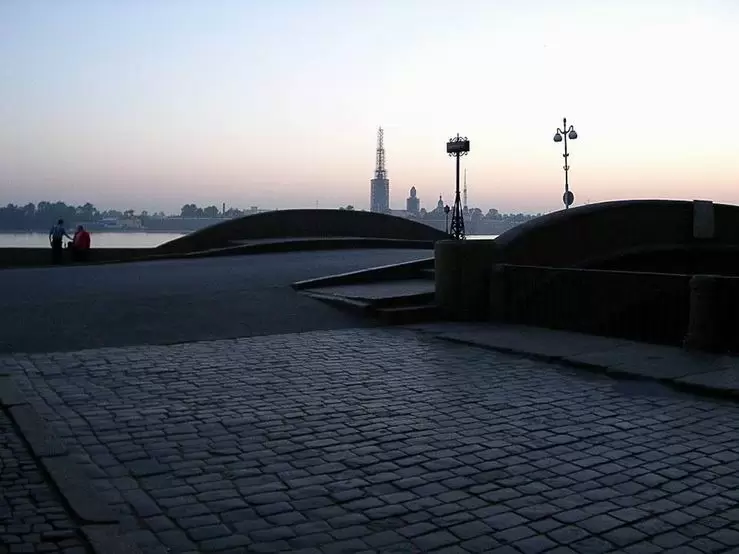 Белые ночи в Санкт-Петербурге, Эрмитажный мост и Петропавловская крепость Белые ночи в Санкт-Петербурге, Эрмитажный мост и Петропавловская крепость