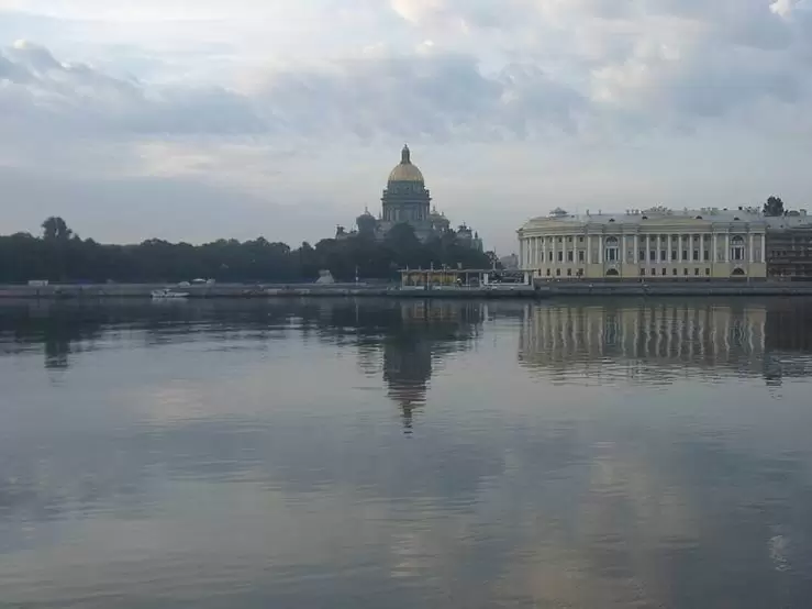 Белые ночи в Санкт-Петербурге, вид на Адмиралтейскую набережную Белые ночи в Санкт-Петербурге, вид на Адмиралтейскую набережную