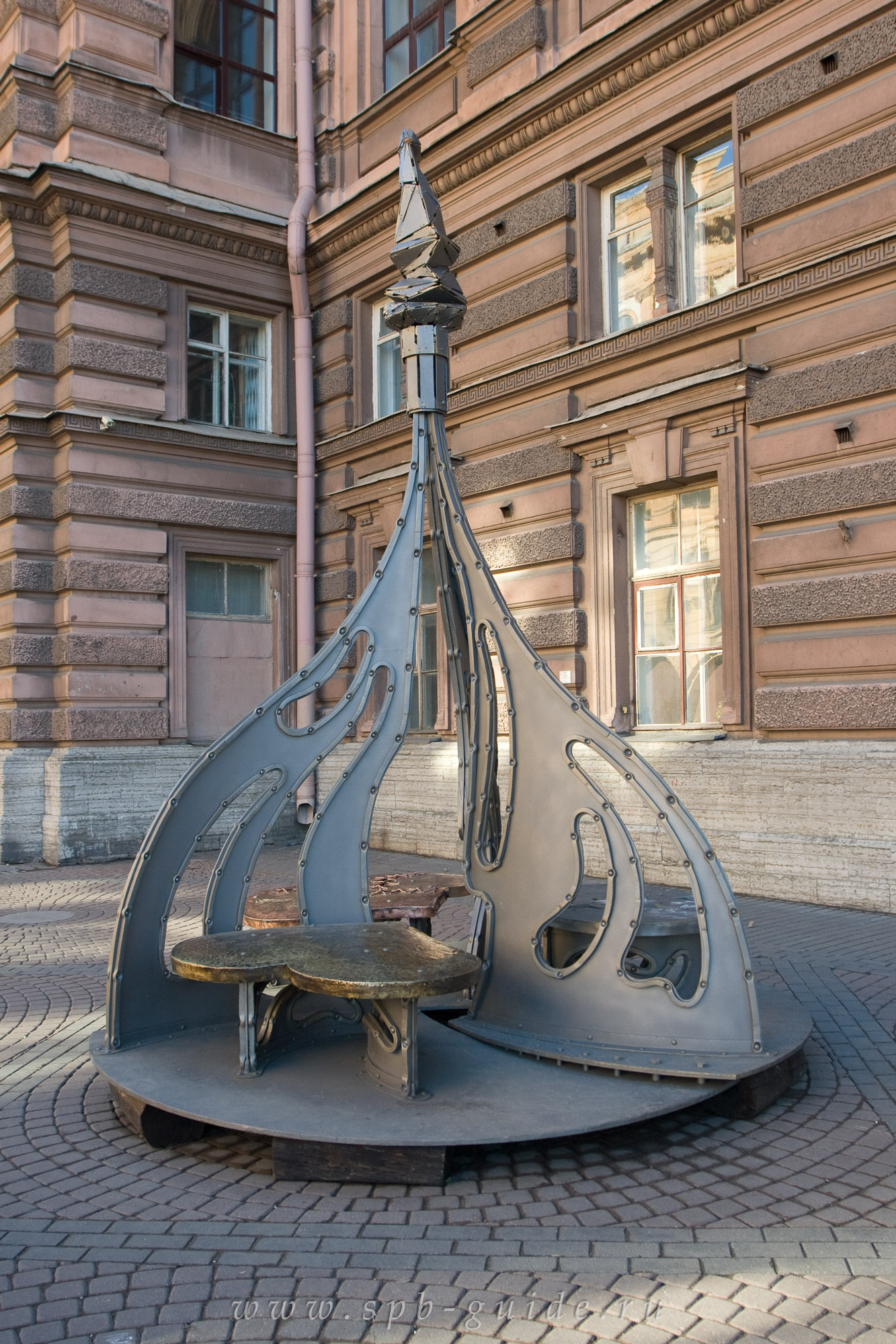 Монумент, посвященный объединению сердец и клею «Момент» Монумент, посвященный объединению сердец и клею «Момент»