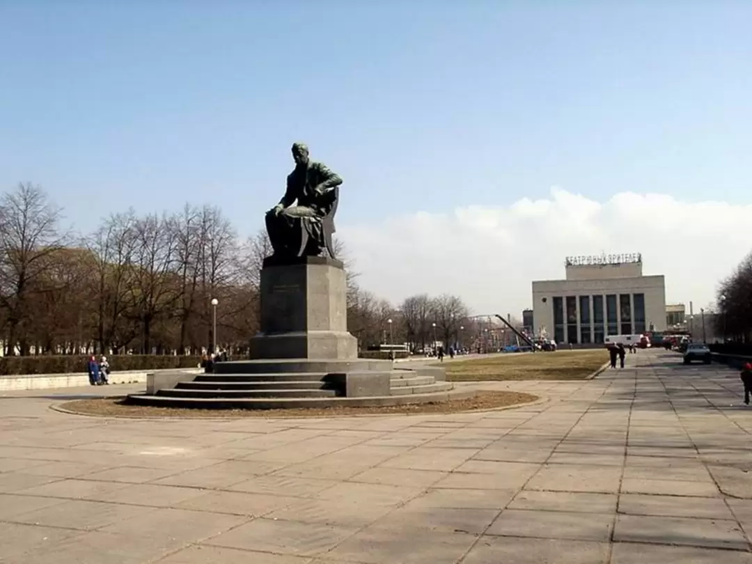 Памятник Грибоедову перед ТЮЗом Памятник Грибоедову перед ТЮЗом