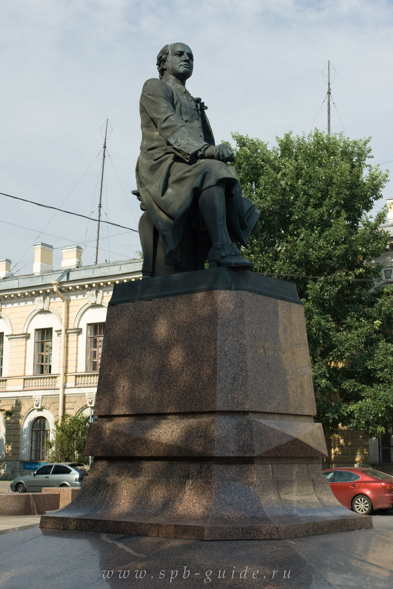 Памятник М.В. Ломоносову на Университетской набережной
